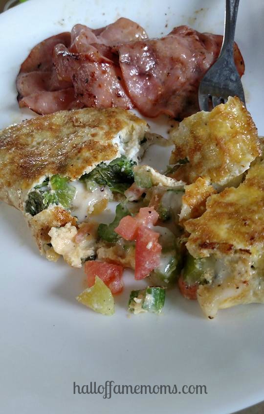 Easy breakfast idea: veggie-salad omelet