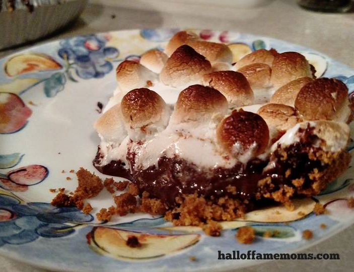 Yummy easy 3 ingredient s'mores pie.