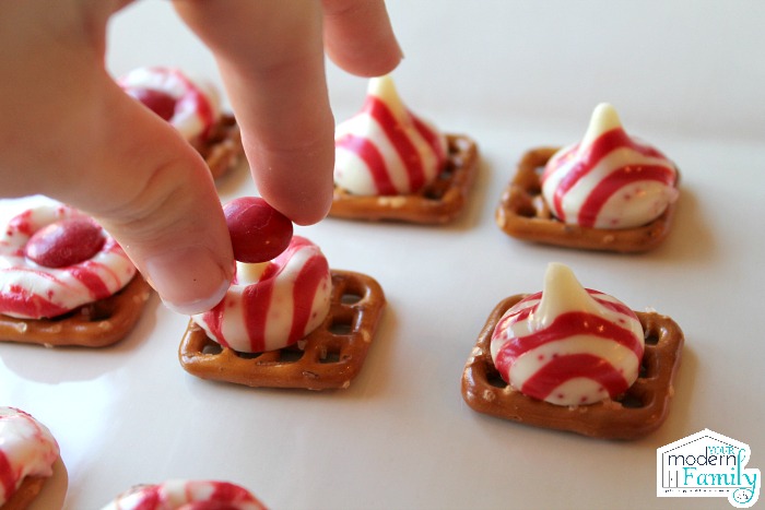 Valentine's Pretzel Buttons