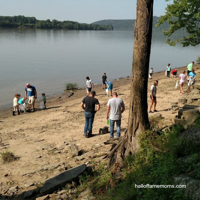Kids artifact hunt on Ohio River Manchester